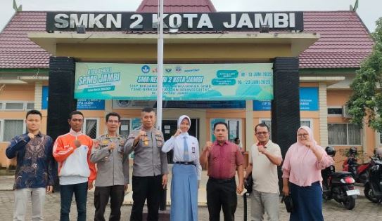 Kasubdit Bintibsos Polda Jambi, AKBP Dr. Dadang Djoko Karyanto (keempat dari kiri), bersama guru dan siswa SMKN 2 Kota Jambi dalam kegiatan pembinaan karakter dan kepemimpinan Paskibraka, Selasa (25/6/2025). (Dok, Nahar)