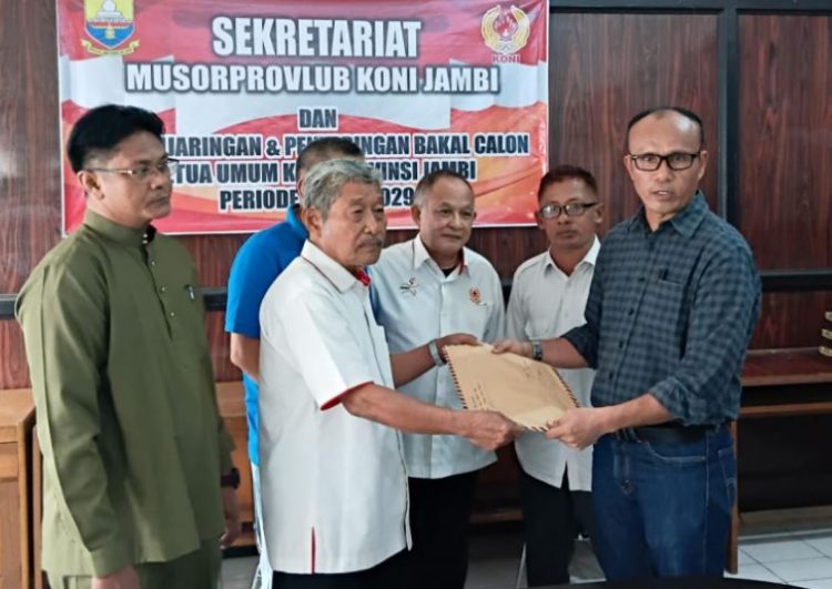 Mat Sanusi menyerahkan berkas pendaftaran sebagai calon Ketua KONI Provinsi Jambi periode 2025–2029 kepada Ketua Tim Penjaringan dan Penyaringan, Eman Sumusi, di Sekretariat Musorprovlub KONI Jambi, Rabu (25/6/2025). (Dok. Daus)