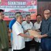 Mat Sanusi menyerahkan berkas pendaftaran sebagai calon Ketua KONI Provinsi Jambi periode 2025–2029 kepada Ketua Tim Penjaringan dan Penyaringan, Eman Sumusi, di Sekretariat Musorprovlub KONI Jambi, Rabu (25/6/2025). (Dok. Daus)