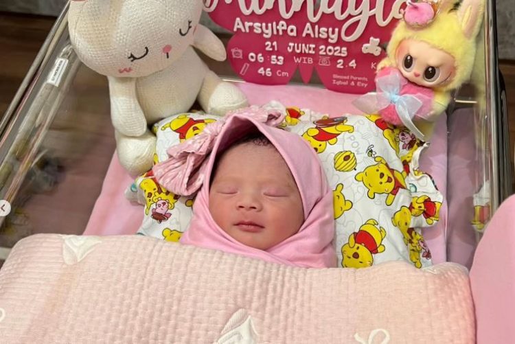 Mikhayla Arsyfa Aisy, cucu pertama Gubernur Jambi Al Haris, lahir pada Sabtu (21/6/2025) (Foto : unggahan akun instagran @alharisjambi)