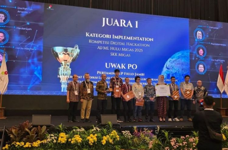 Tim UWAK PO dari Pertamina EP Field Jambi menerima penghargaan Juara 1 Kategori Implementasi dalam ajang Digital Hackathon AI/ML Hulu Migas 2025 yang diselenggarakan SKK Migas di Jakarta, 4 Juni 2025. (Dok. PEP)