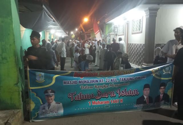 Warga Kelurahan Tanjungpinang, Kecamatan Jambi Timur, memadati kawasan Masjid Muhajirin RT 22 untuk mengikuti pawai obor dalam rangka menyambut Tahun Baru Islam 1 Muharram 1447 H, Kamis (26/6/2025) malam. (Dok. Nahar)