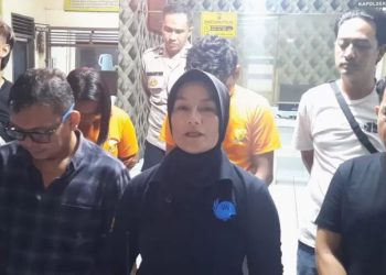 Kapolsek Jambi Selatan AKP Helrawaty Siregar memberikan keterangan kepada awak media terkait penggerebekan sarang narkoba di Kelurahan Kenali Asam Atas, Rabu (25/6/2025), (Dok. Daus)