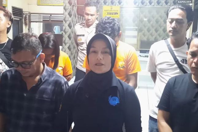 Kapolsek Jambi Selatan AKP Helrawaty Siregar memberikan keterangan kepada awak media terkait penggerebekan sarang narkoba di Kelurahan Kenali Asam Atas, Rabu (25/6/2025), (Dok. Daus)
