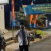 Seorang warga RT 11 Kelurahan Pasir Putih berpose di depan gerbang Masjid Ummu 'Aisyah, lokasi peringatan Tahun Baru Islam 1 Muharram 1447 H yang diisi pawai obor dan tausiyah, Kamis (26/6/2025) malam. (Dok. Yola)