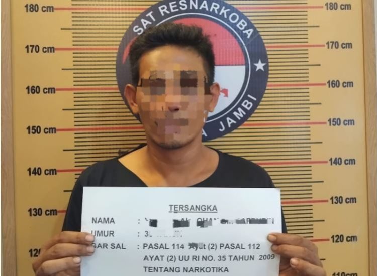 Seorang pria berinisial Y (35) diamankan oleh Satresnarkoba Polresta Jambi terkait kasus peredaran narkotika jenis sabu. (Foto: Humas Polresta Jambi)