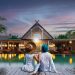 Suasana sore di tepi kolam Rumah Kito Resort Hotel Jambi, destinasi favorit keluarga selama musim liburan sekolah. (Dok. Rumah Kito Resort Hotel Jambi)