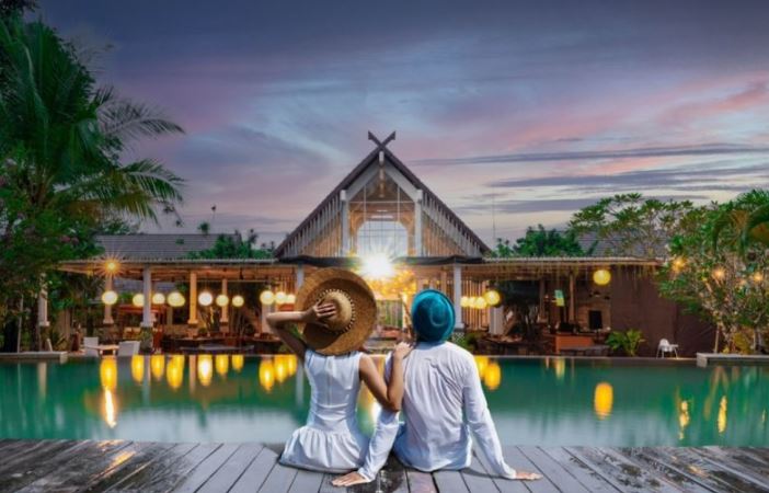 Suasana sore di tepi kolam Rumah Kito Resort Hotel Jambi, destinasi favorit keluarga selama musim liburan sekolah. (Dok. Rumah Kito Resort Hotel Jambi)