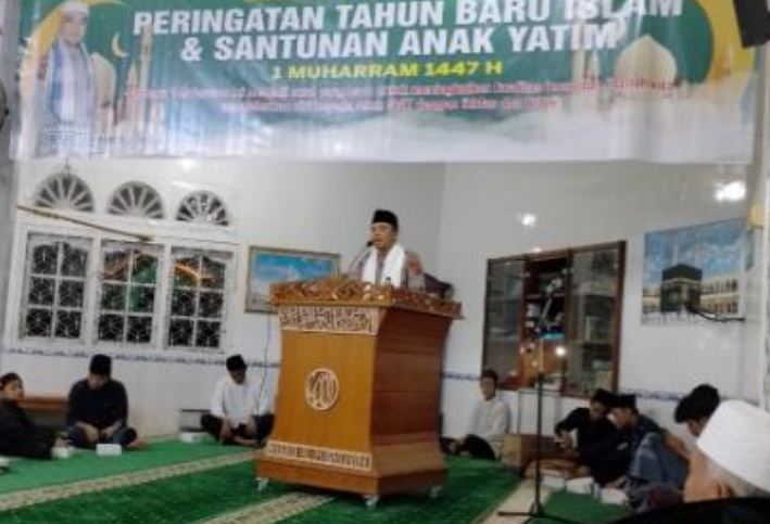 AKP Purwanto menyampaikan tausiah dalam peringatan Tahun Baru Islam 1 Muharram 1447 H di Masjid Al-Maghfiroh, Kelurahan Lebak Bandung, Kota Jambi, Kamis malam (26/6/2025). (Dok. Nahar)