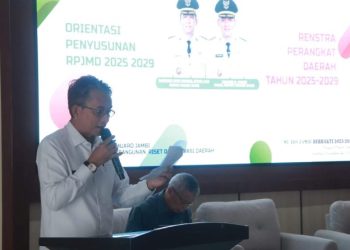 Wakil Bupati Muaro Jambi, Junaidi H. Mahir, menyampaikan sambutan dalam rapat orientasi penyusunan RPJMD dan Renstra Perangkat Daerah 2025–2029 di Aula Bapperida, Jumat (11/04/2025). (Dok. Kominfo)