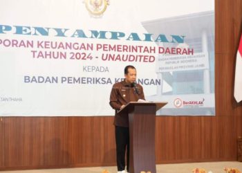Bupati Muaro Jambi, Bambang Bayu Suseno, menyampaikan sambutan saat menyerahkan Laporan Keuangan Pemerintah Daerah (LKPD) Tahun 2024 unaudited kepada BPK Perwakilan Provinsi Jambi, Selasa (15/4/2025). (Dok .Kominfo)
