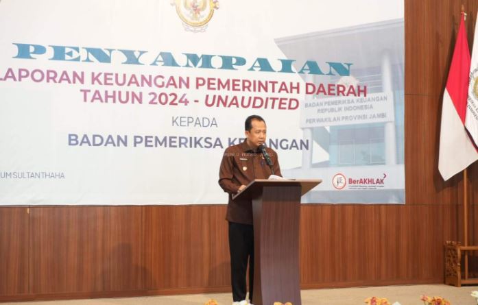 Bupati Muaro Jambi, Bambang Bayu Suseno, menyampaikan sambutan saat menyerahkan Laporan Keuangan Pemerintah Daerah (LKPD) Tahun 2024 unaudited kepada BPK Perwakilan Provinsi Jambi, Selasa (15/4/2025). (Dok .Kominfo)