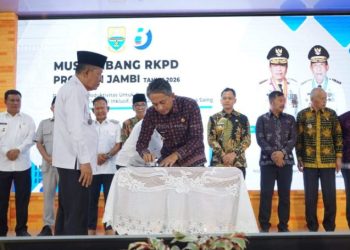 Wakil Bupati Muaro Jambi, Junaidi H. Mahir, menandatangani berita acara Musrenbang RKPD Provinsi Jambi Tahun 2026 yang disaksikan oleh Wakil Gubernur Jambi, Rabu (16/4/2025). (Dok. Kominfo)