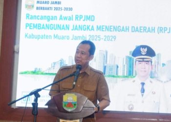 Bupati Muaro Jambi, Bambang Bayu Suseno, memberikan sambutan saat membuka kegiatan asistensi penyusunan Rancangan Awal RPJMD 2025–2029 di Aula Rumah Dinas Bupati, Selasa (22/4/2025). (Dok. Kominfo)