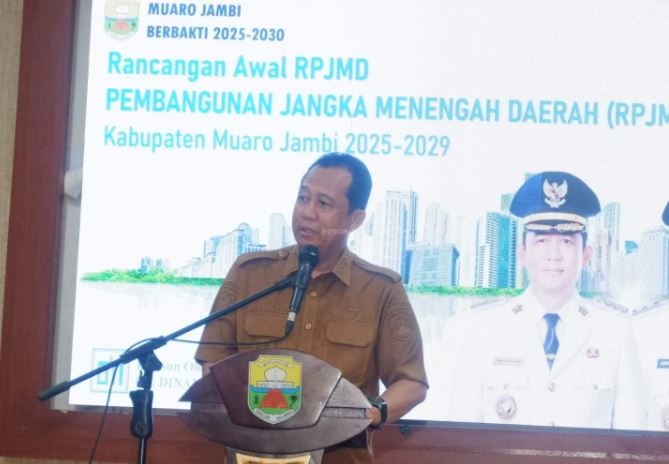Bupati Muaro Jambi, Bambang Bayu Suseno, memberikan sambutan saat membuka kegiatan asistensi penyusunan Rancangan Awal RPJMD 2025–2029 di Aula Rumah Dinas Bupati, Selasa (22/4/2025). (Dok. Kominfo)