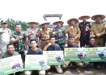 Bupati Muaro Jambi Bambang Bayu Suseno, bersama Forkopimda dan petani, berfoto bersama usai kegiatan penyerahan bantuan alat mesin pertanian (alsintan) dalam rangka program penanaman padi serentak di Desa Tunas Mudo, Sekernan, Selasa (22/04/2025). (Dok. Kominfo)