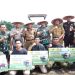 Bupati Muaro Jambi Bambang Bayu Suseno, bersama Forkopimda dan petani, berfoto bersama usai kegiatan penyerahan bantuan alat mesin pertanian (alsintan) dalam rangka program penanaman padi serentak di Desa Tunas Mudo, Sekernan, Selasa (22/04/2025). (Dok. Kominfo)