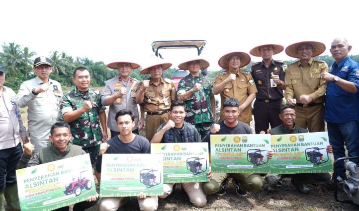 Bupati Muaro Jambi Bambang Bayu Suseno, bersama Forkopimda dan petani, berfoto bersama usai kegiatan penyerahan bantuan alat mesin pertanian (alsintan) dalam rangka program penanaman padi serentak di Desa Tunas Mudo, Sekernan, Selasa (22/04/2025). (Dok. Kominfo)