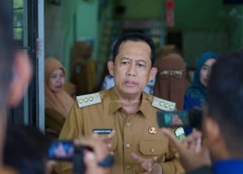 Bupati Muaro Jambi Bambang Bayu Suseno memberikan keterangan kepada media terkait percepatan penerbitan SK dan NIP bagi ASN PPPK Kabupaten Muaro Jambi, Sabtu (26/4/2025). (Dok. Kominfo)