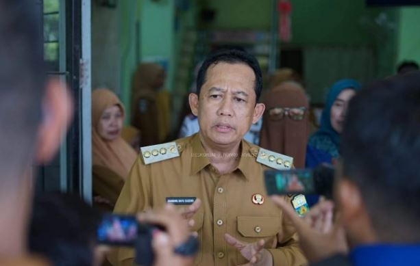 Bupati Muaro Jambi Bambang Bayu Suseno memberikan keterangan kepada media terkait percepatan penerbitan SK dan NIP bagi ASN PPPK Kabupaten Muaro Jambi, Sabtu (26/4/2025). (Dok. Kominfo)