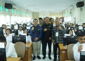 Wakil Bupati Muaro Jambi, Junaidi Mahir, bersama Plt Kepala BKD M. Nazman Effendi meninjau langsung pelaksanaan seleksi PPPK Tahap II dan memberikan semangat kepada peserta, Jumat (2/5/2025). (Dok. Kominfo)