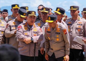 Kapolri Jenderal Listyo Sigit Prabowo didampingi jajaran pejabat tinggi Polri saat meninjau kesiapan panen raya jagung di Kalimantan Barat, Selasa (3/6/2025). (Foto: Dok. Humas Polri)