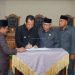 Bupati Muaro Jambi, Bambang Bayu Suseno, menyaksikan penandatanganan pengesahan tujuh Ranperda bersama jajaran DPRD dalam sidang paripurna di ruang utama DPRD Muaro Jambi, Selasa (6/5/2025). (Dok. Kominfo)
