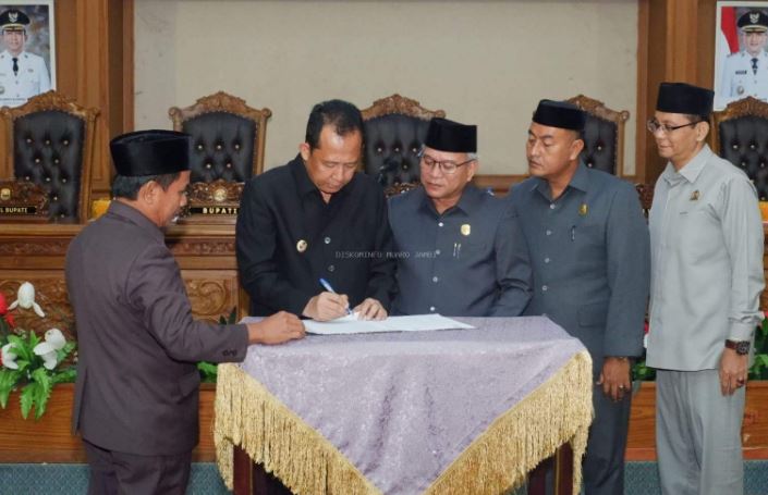 Bupati Muaro Jambi, Bambang Bayu Suseno, menyaksikan penandatanganan pengesahan tujuh Ranperda bersama jajaran DPRD dalam sidang paripurna di ruang utama DPRD Muaro Jambi, Selasa (6/5/2025). (Dok. Kominfo)