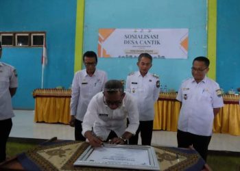 Wakil Bupati Muaro Jambi, Junaidi H. Mahir, menandatangani prasasti pencanangan Program Desa Cinta Statistik (Desa Cantik) di Desa Muaro Sebapo, Kecamatan Mestong, Rabu (7/5/2025) (Dok. Kominfo)