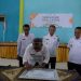 Wakil Bupati Muaro Jambi, Junaidi H. Mahir, menandatangani prasasti pencanangan Program Desa Cinta Statistik (Desa Cantik) di Desa Muaro Sebapo, Kecamatan Mestong, Rabu (7/5/2025) (Dok. Kominfo)