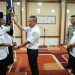 Bupati Muaro Jambi, Bambang Bayu Suseno, menyerahkan bendera pataka kepada Ketua DPC Organda Kabupaten Muaro Jambi yang baru dilantik pada Rabu (7/5/2025) di Aula Rumah Dinas Bupati. (Dok. Kominfo)
