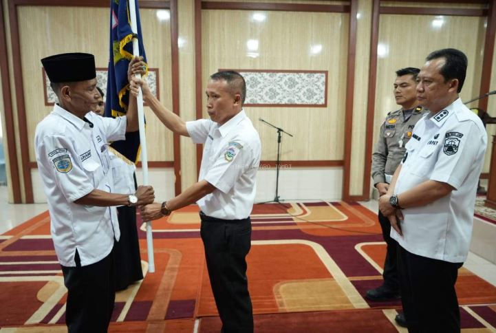 Bupati Muaro Jambi, Bambang Bayu Suseno, menyerahkan bendera pataka kepada Ketua DPC Organda Kabupaten Muaro Jambi yang baru dilantik pada Rabu (7/5/2025) di Aula Rumah Dinas Bupati. (Dok. Kominfo)