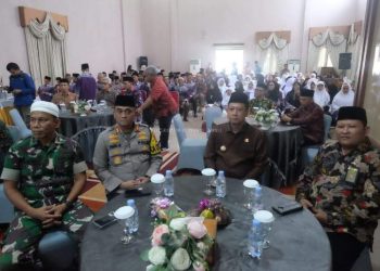 Bupati Muaro Jambi, Bambang Bayu Suseno (kedua dari kanan), bersama Forkopimda menghadiri acara pelepasan jamaah haji Kabupaten Muaro Jambi di Aula Rumah Dinas Bupati, Kamis (8/5/2025). (Dok. Kominfo)