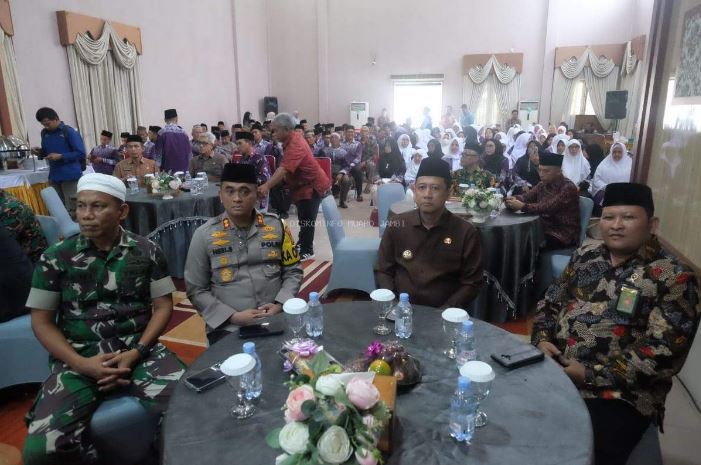Bupati Muaro Jambi, Bambang Bayu Suseno (kedua dari kanan), bersama Forkopimda menghadiri acara pelepasan jamaah haji Kabupaten Muaro Jambi di Aula Rumah Dinas Bupati, Kamis (8/5/2025). (Dok. Kominfo)