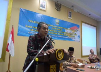 Wakil Bupati Muaro Jambi, Junaidi H. Mahir, memberikan sambutan saat membuka pelatihan pengelolaan BUM Desa se-Kecamatan Kumpeh di Hotel Ratu, Kota Jambi, Selasa (13/5/2025). (Dok. Kominfo)