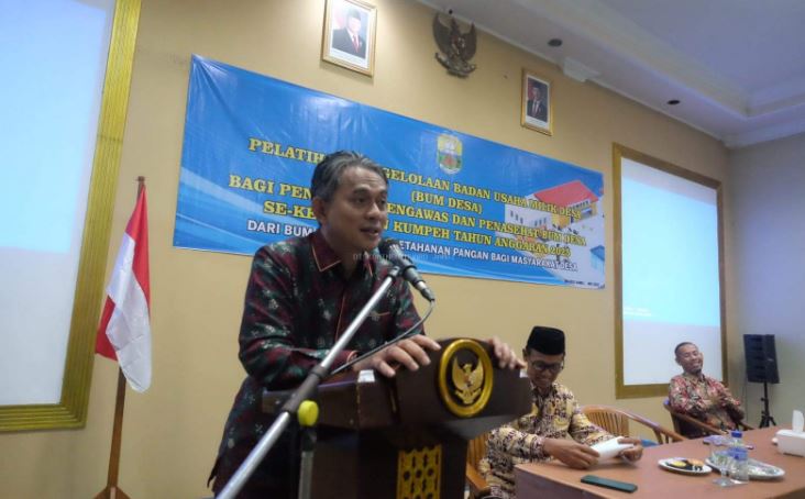 Wakil Bupati Muaro Jambi, Junaidi H. Mahir, memberikan sambutan saat membuka pelatihan pengelolaan BUM Desa se-Kecamatan Kumpeh di Hotel Ratu, Kota Jambi, Selasa (13/5/2025). (Dok. Kominfo)