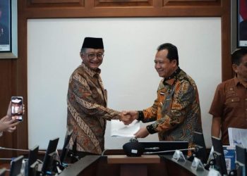 Bupati Muaro Jambi, Bambang Bayu Suseno (kiri), berjabat tangan dengan Menteri PUPR, Ir. Dody Hanggodo (kanan), usai audiensi membahas percepatan pembangunan infrastruktur di Gedung Kementerian PUPR, Jakarta, Kamis (15/5/2025). (Dok. Kominfo)