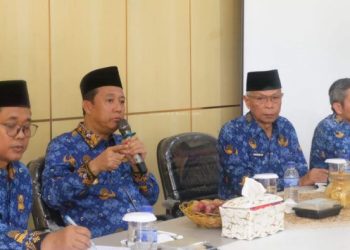 Bupati Muaro Jambi Bambang Bayu Suseno (kedua dari kiri) memberikan arahan saat meninjau langsung pelayanan di RSUD Ahmad Ripin, Selasa (20/5/2025), didampingi Kepala Dinas Kesehatan dan jajaran OPD. (Dok. Kominfo)