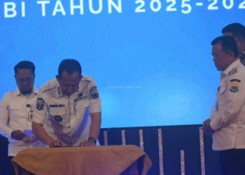 Bupati Muaro Jambi Bambang Bayu Suseno menandatangani dokumen partisipasi dalam Musrenbang RPJMD Provinsi Jambi tahun 2025–2029 di Ballroom Swiss-Belhotel, Kota Jambi, Rabu (21/5/2025). (Dok. Kominfo)