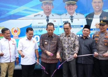 Bupati Muaro Jambi, Bambang Bayu Suseno, bersama Ketua KONI Muaro Jambi, Aspihani, dan sejumlah pejabat saat prosesi penyerahan hibah bus operasional di Rumah Dinas Bupati Muaro Jambi, Kamis (22/5/2025). (Dok. Kominfo)