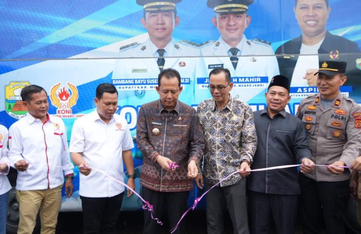 Bupati Muaro Jambi, Bambang Bayu Suseno, bersama Ketua KONI Muaro Jambi, Aspihani, dan sejumlah pejabat saat prosesi penyerahan hibah bus operasional di Rumah Dinas Bupati Muaro Jambi, Kamis (22/5/2025). (Dok. Kominfo)