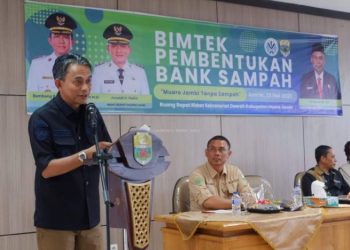 Wakil Bupati Muaro Jambi, Junaidi H. Mahir, memberikan sambutan saat membuka Bimtek Pembentukan Bank Sampah di Ruang Rapat Ridan, Kantor Bupati Muaro Jambi, Jumat (23/5/2025). (Dok. Kominfo)