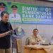 Wakil Bupati Muaro Jambi, Junaidi H. Mahir, memberikan sambutan saat membuka Bimtek Pembentukan Bank Sampah di Ruang Rapat Ridan, Kantor Bupati Muaro Jambi, Jumat (23/5/2025). (Dok. Kominfo)