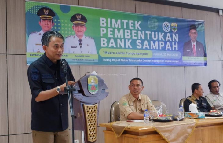 Wakil Bupati Muaro Jambi, Junaidi H. Mahir, memberikan sambutan saat membuka Bimtek Pembentukan Bank Sampah di Ruang Rapat Ridan, Kantor Bupati Muaro Jambi, Jumat (23/5/2025). (Dok. Kominfo)