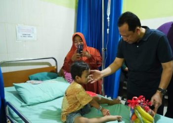 Bupati Muaro Jambi, Bambang Bayu Suseno, menyapa seorang pasien anak saat meninjau pelayanan kesehatan di RSUD Sungai Bahar, Kecamatan Sungai Bahar, Senin (26/5/2025). (Dok. Kominfo)