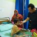 Bupati Muaro Jambi, Bambang Bayu Suseno, menyapa seorang pasien anak saat meninjau pelayanan kesehatan di RSUD Sungai Bahar, Kecamatan Sungai Bahar, Senin (26/5/2025). (Dok. Kominfo)