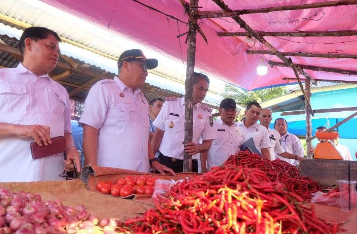 Wakil Bupati Muaro Jambi, Junaidi H. Mahir, bersama jajaran Forkopimda dan OPD meninjau harga komoditas pangan di Pasar Suko Awin Jaya, Kecamatan Sekernan, Rabu (4/6/2025). (Dok. Kominfo)