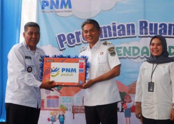 Wakil Bupati Muaro Jambi, Junaidi H. Mahir, menerima secara simbolis bantuan sarana Ruang Pintar dari PNM saat peresmian di Desa Mendalo Darat, Kecamatan Jambi Luar Kota, Rabu (4/6/2025). (Dok. Kominfo)