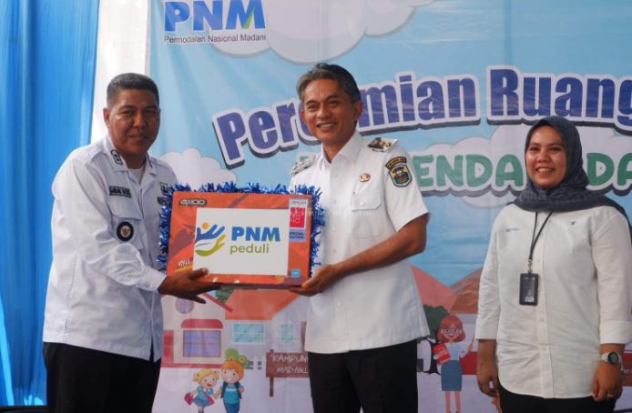 Wakil Bupati Muaro Jambi, Junaidi H. Mahir, menerima secara simbolis bantuan sarana Ruang Pintar dari PNM saat peresmian di Desa Mendalo Darat, Kecamatan Jambi Luar Kota, Rabu (4/6/2025). (Dok. Kominfo)