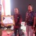 Wakil Bupati Muaro Jambi, Junaidi H. Mahir, menyerahkan secara simbolis piagam penghargaan dan dana bantuan kepada perwakilan desa bebas karhutla di area PT Brahma Bina Bakti, Kecamatan Sekernan, Kamis (5/6/2025). (Dok. Kominfo)